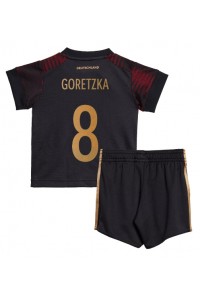 Duitsland Leon Goretzka #8 Babytruitje Uit tenue Kind WK 2022 Korte Mouw (+ Korte broeken)